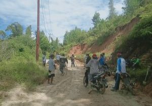20 Tahun Tak Diperhatikan,  Warga Desa Taupe Mamasa Patungan Perbaiki Jalan